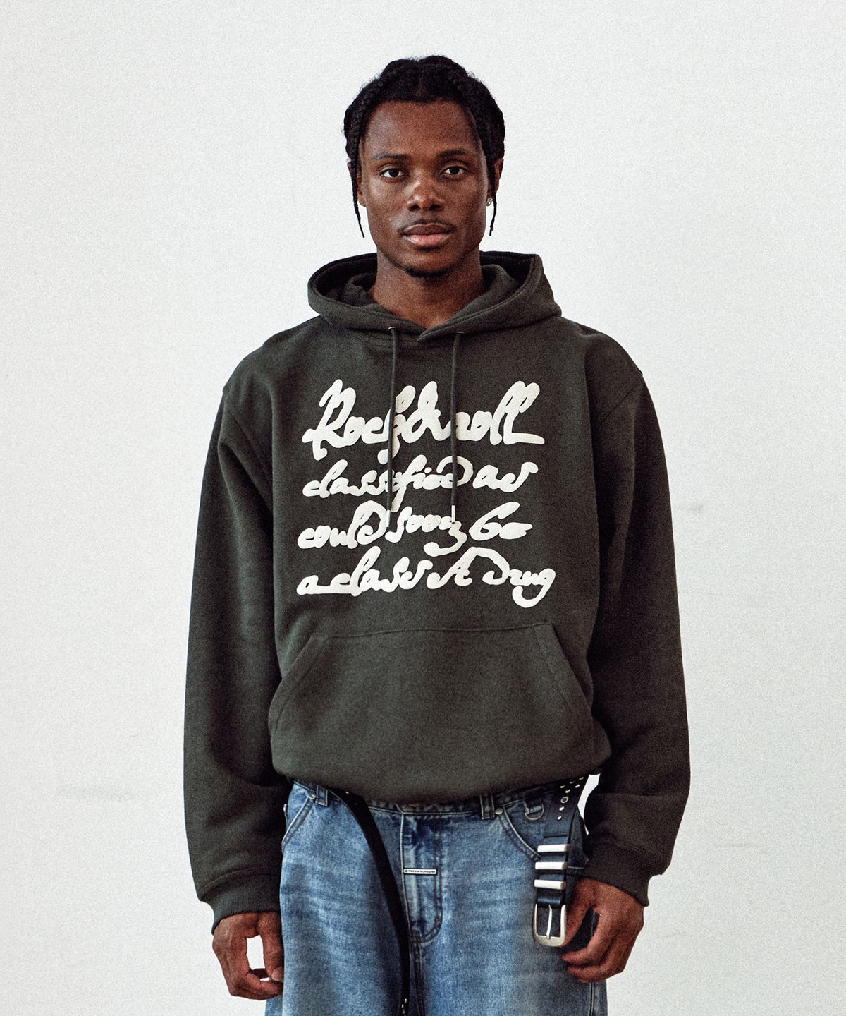 더바이닐하우스(THEVINYLHOUSE) CURSIVE WRITING TYPO HOODIE KHAKI