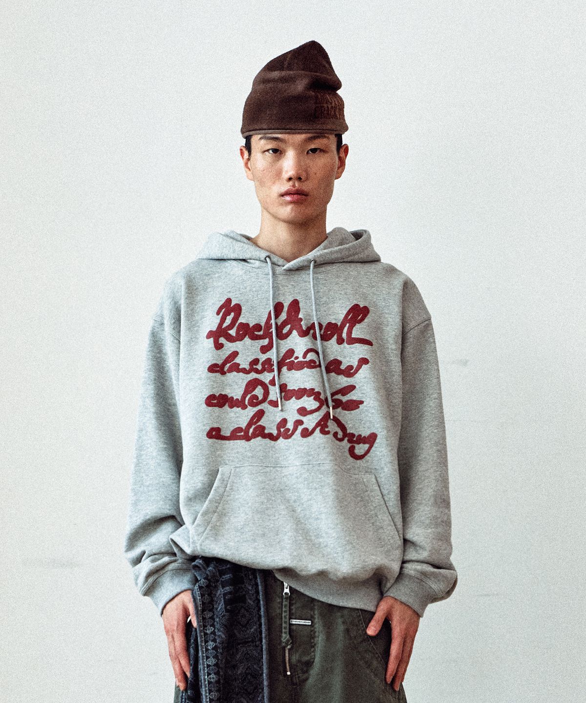 더바이닐하우스(THEVINYLHOUSE) CURSIVE WRITING TYPO HOODIE GREY