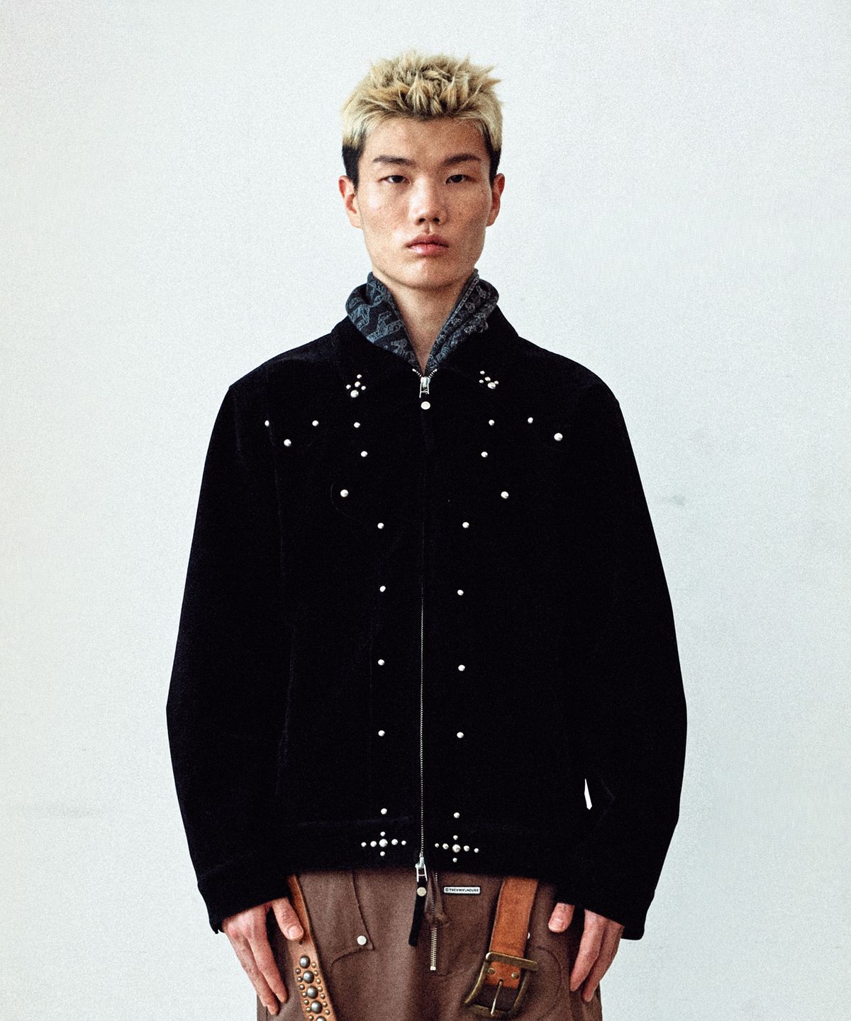 더바이닐하우스(THEVINYLHOUSE) STUDDED SUEDE JACKET BLACK