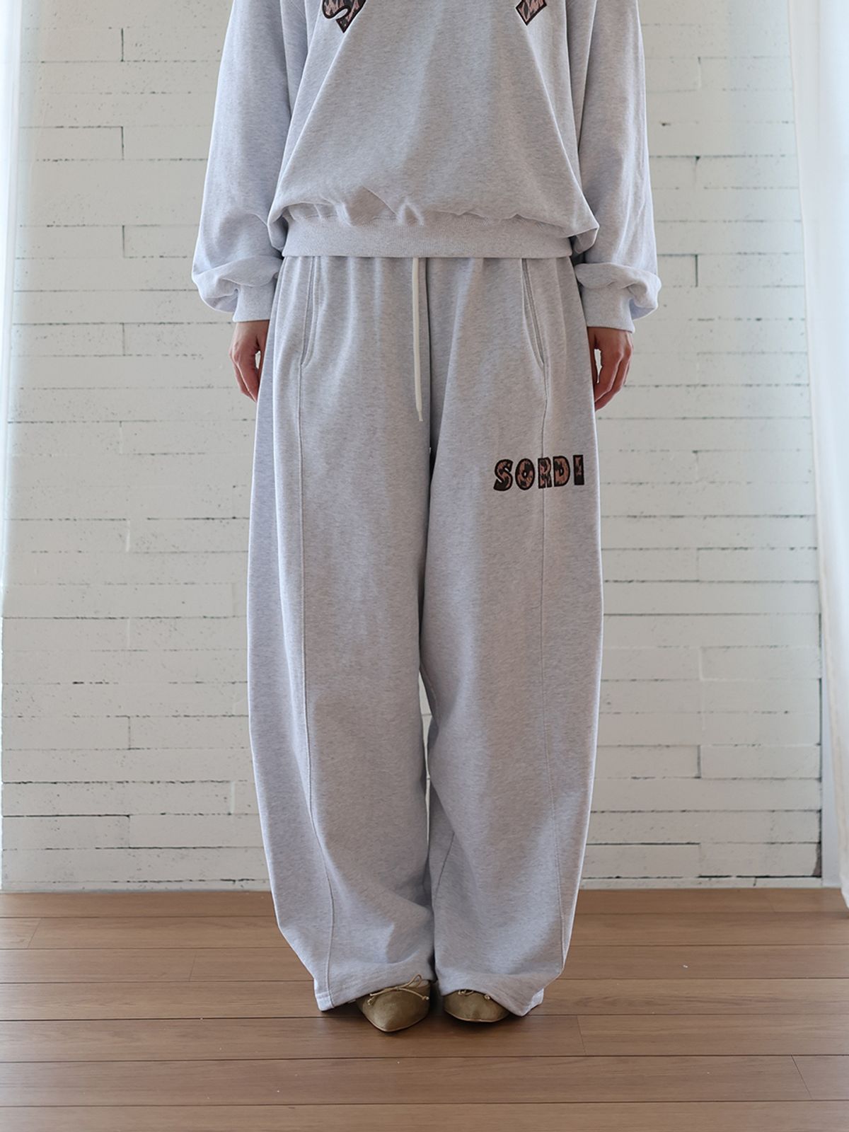 소르디(SORDI) Logo Leo Sweat Pants_white melange