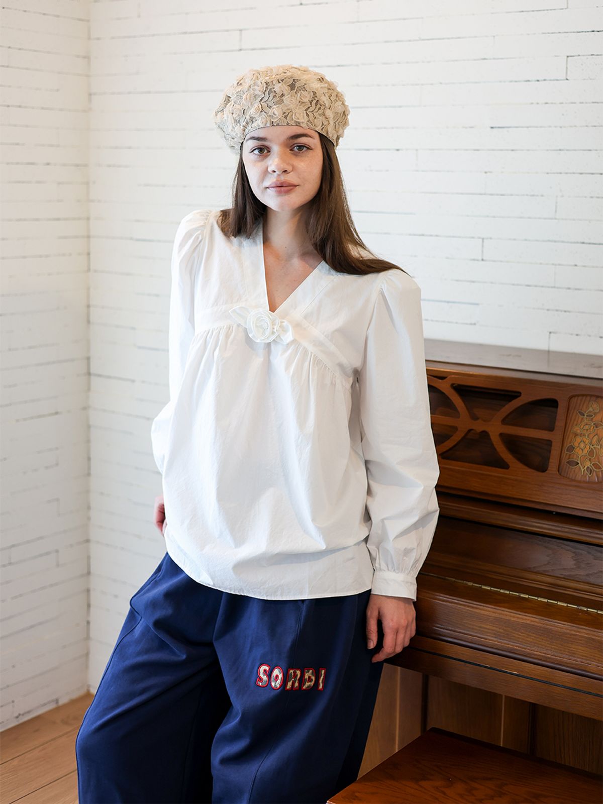 소르디(SORDI) Brooch Blouse_white