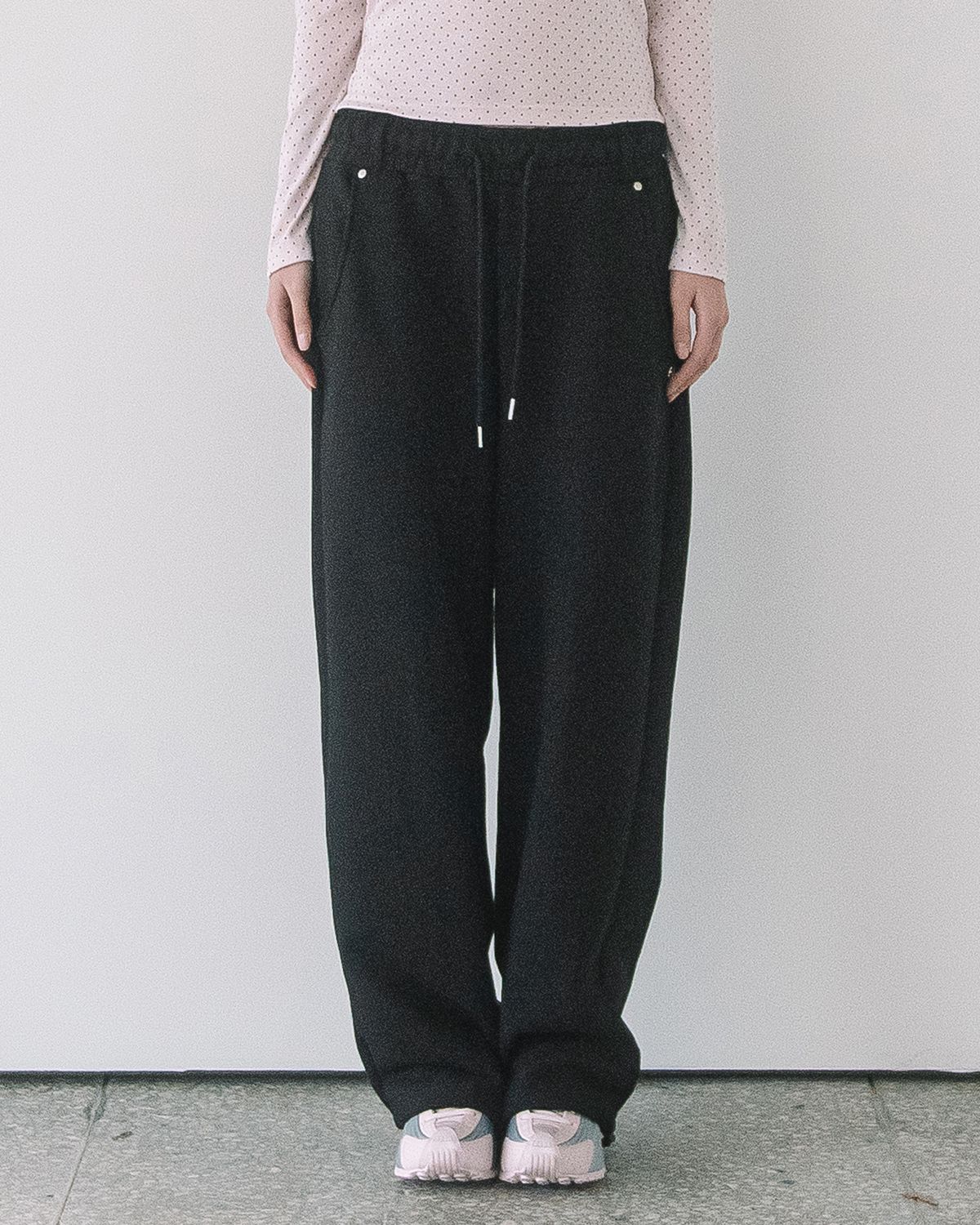 해비즘(HAVISM) RIVET BELTED SWEATPANTS(BLACK)