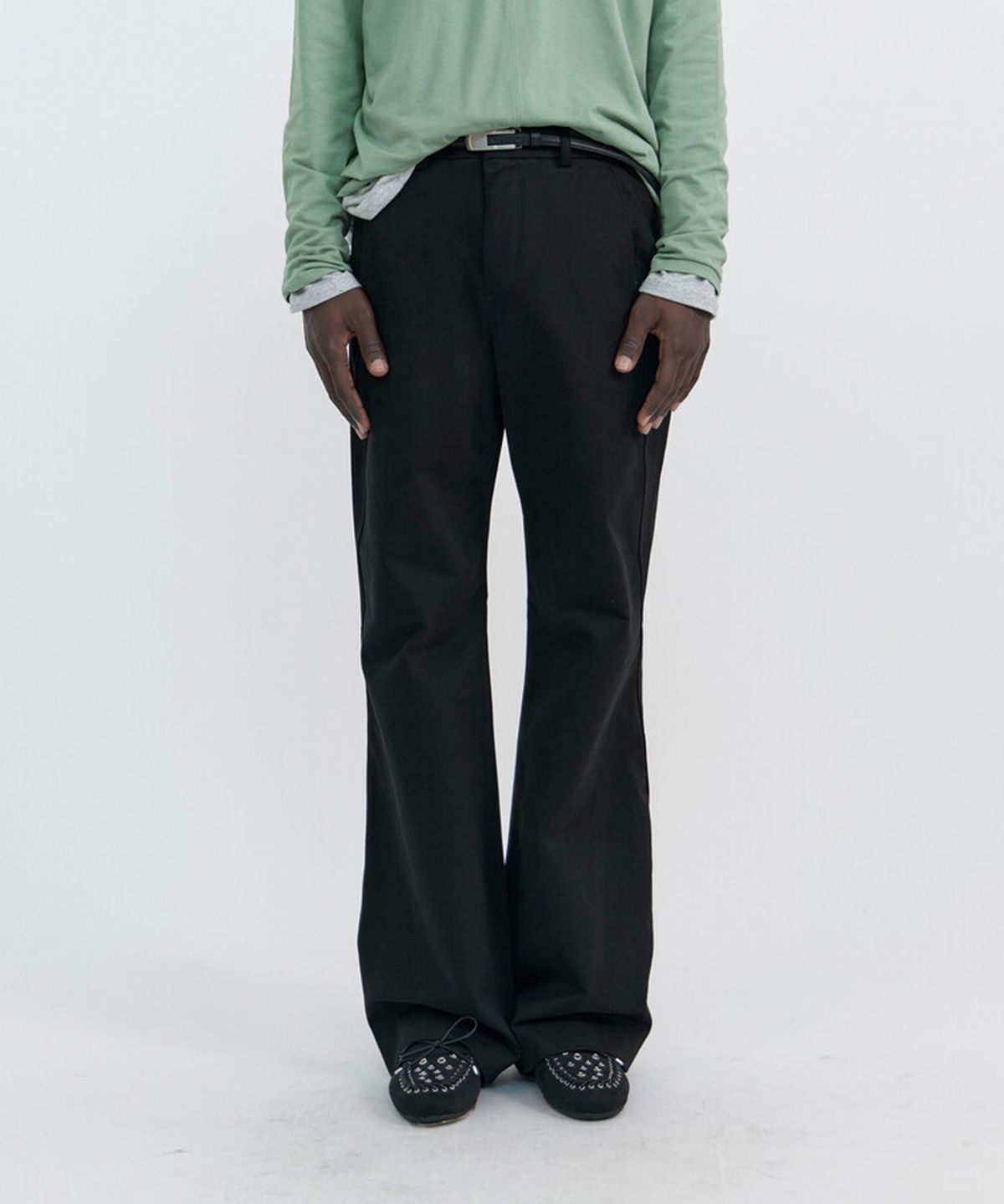 윈더(WINDER) SLANT FLARE COTTON TROUSERS - BLACK