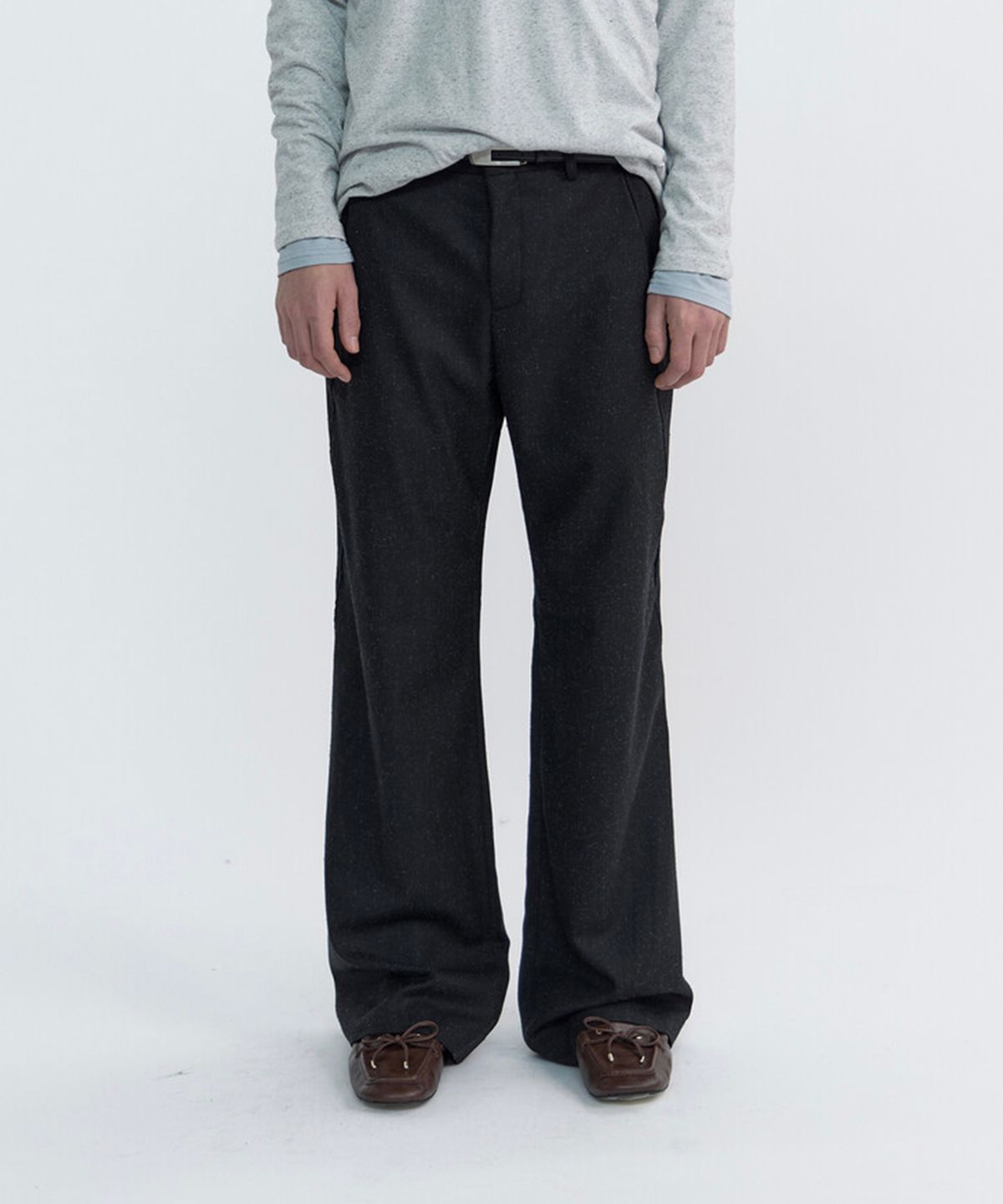 윈더(WINDER) SLANT FLARE WOOL SILK TROUSERS - NEP BLACK