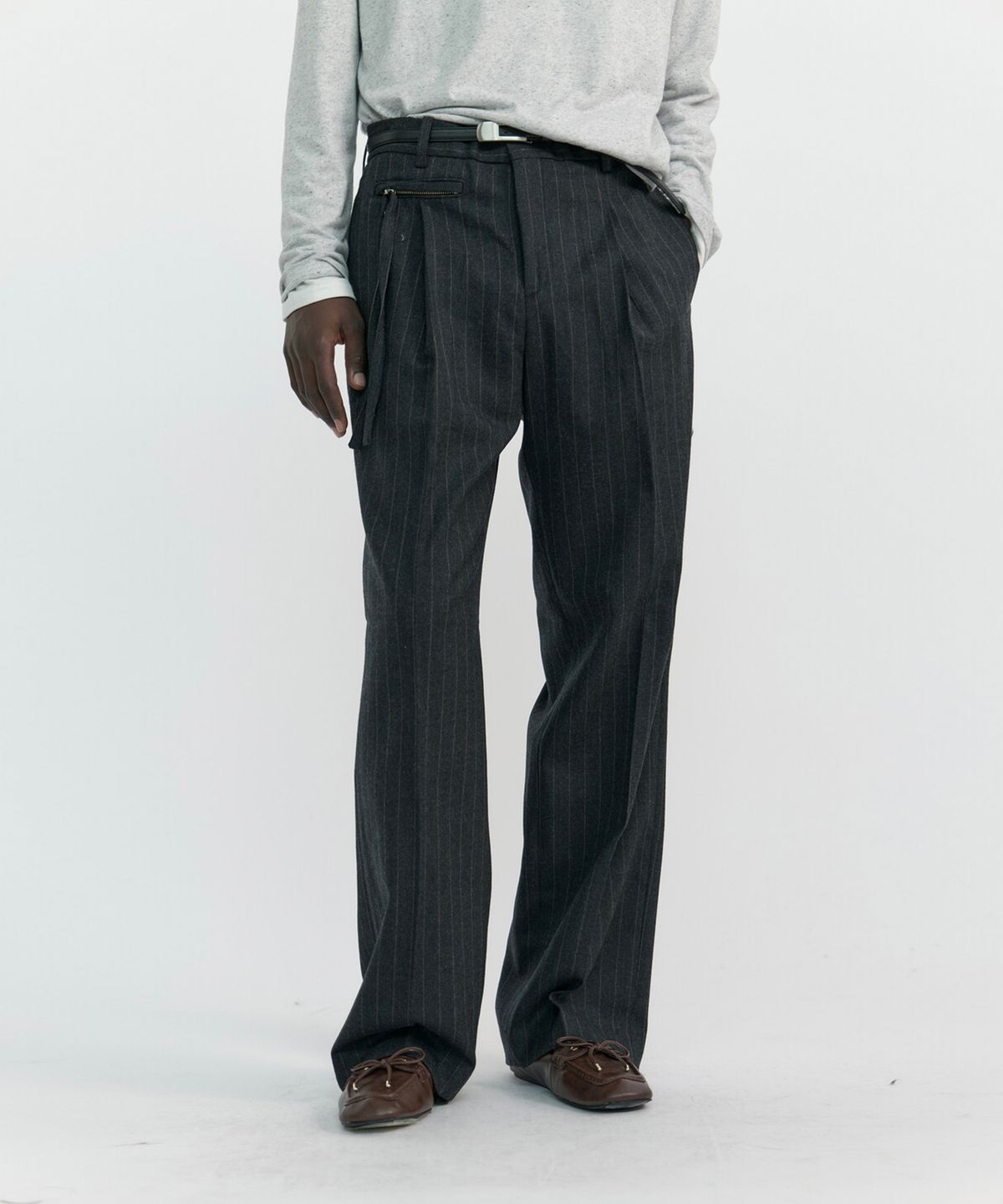 윈더(WINDER) PULLER STRIPE WOOL TROUSERS - CHARCOAL