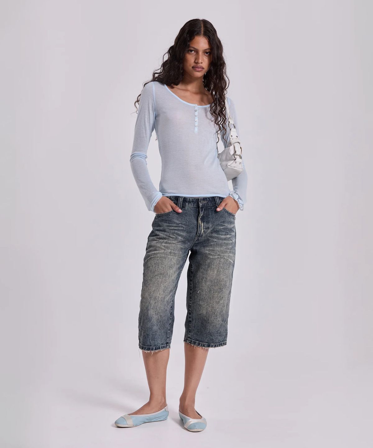 제이디드 런던(JADED LONDON) (U) 슬림 레그 디스트레스드 조츠 블루 SLIM LEG DISTRESSED JORTS BLUE