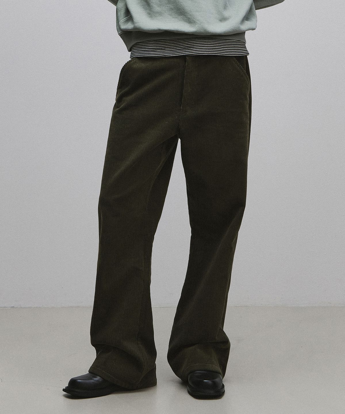 롤링스튜디오(ROLLINGSTUDIOS) CORDUROY FLARED PANTS OLIVE