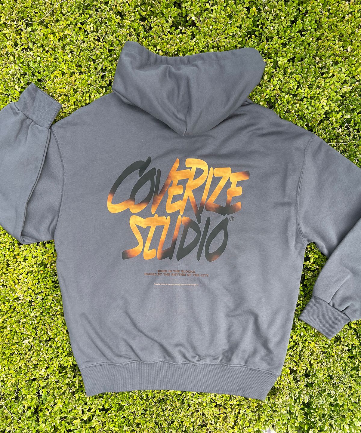 커버라이즈(COVERIZE) COVERIZE STUDIO 로고  그래픽 후드티 (CHARCOAL)