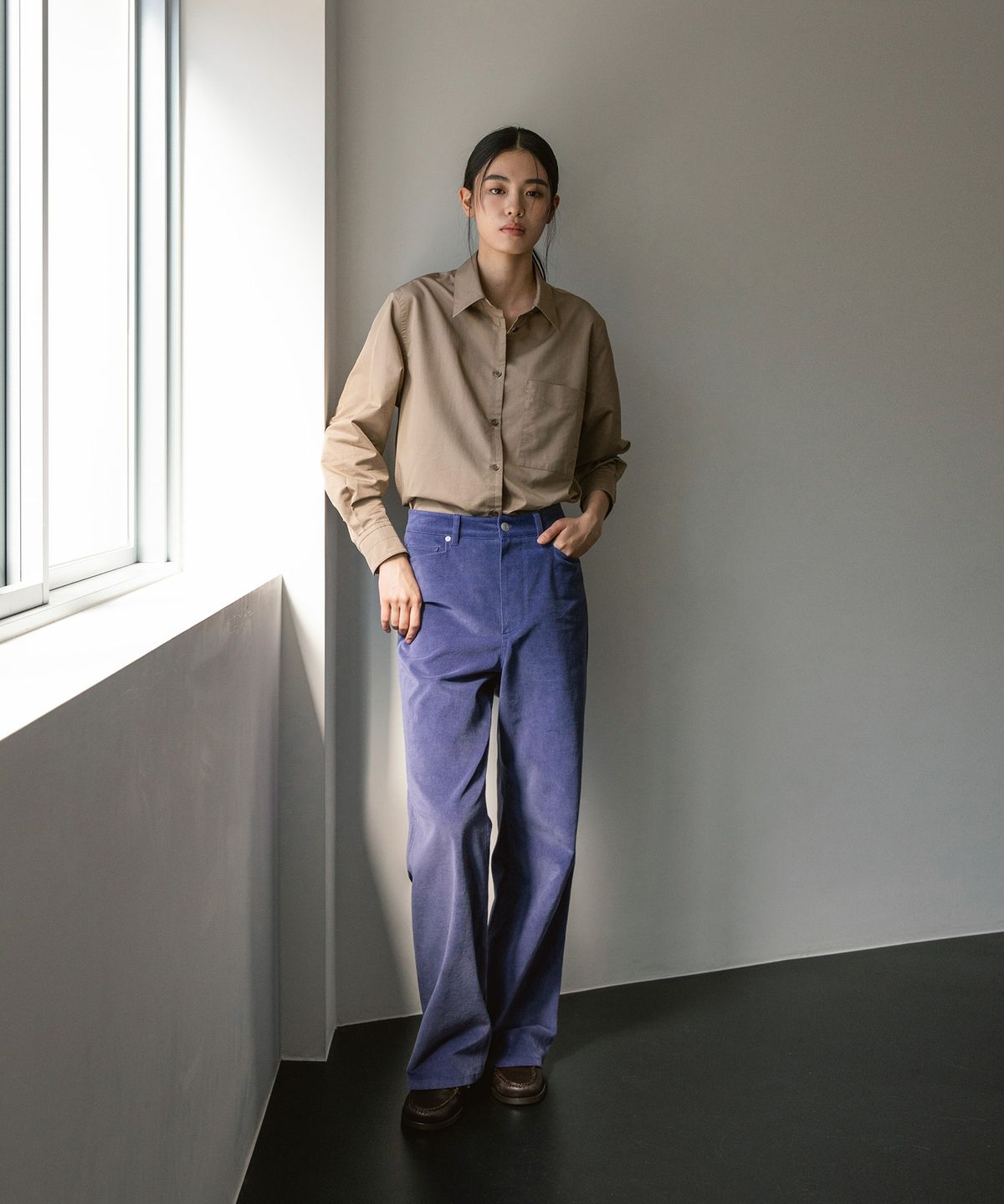 어나더오피스 우먼(ANOTHER OFFICE WOMEN) w. Mild Velveteen Trouser (Cobalt)