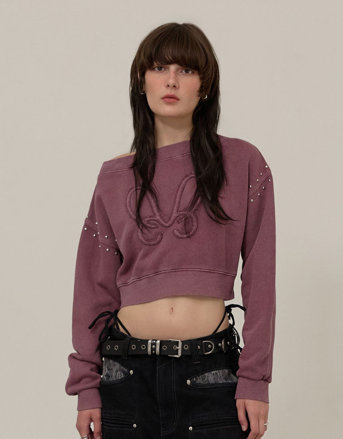 엠엠더블유(MMW) [MMW] DYED OFF-SHOULDER STUD SWEAT (RED)
