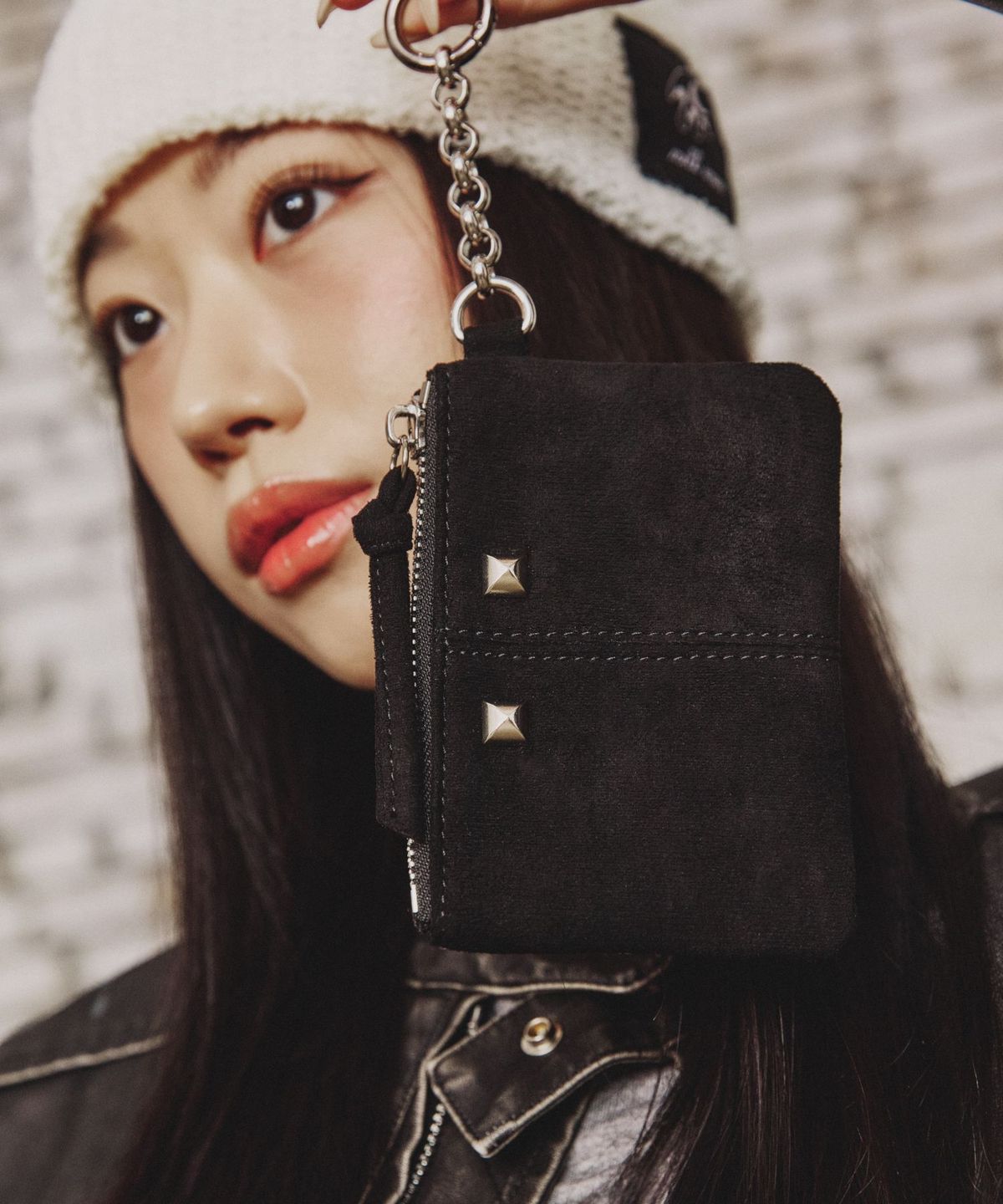 밀크웨이브(MILK WAVE) 스웨이드 피어싱 체인 파우치