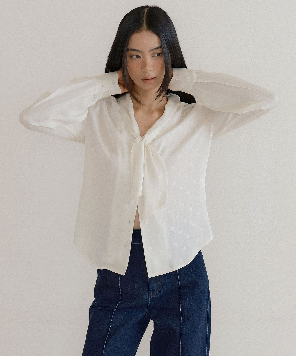루시르주(LUCIR ZU) Silken Scarf Blouse (dot cream)