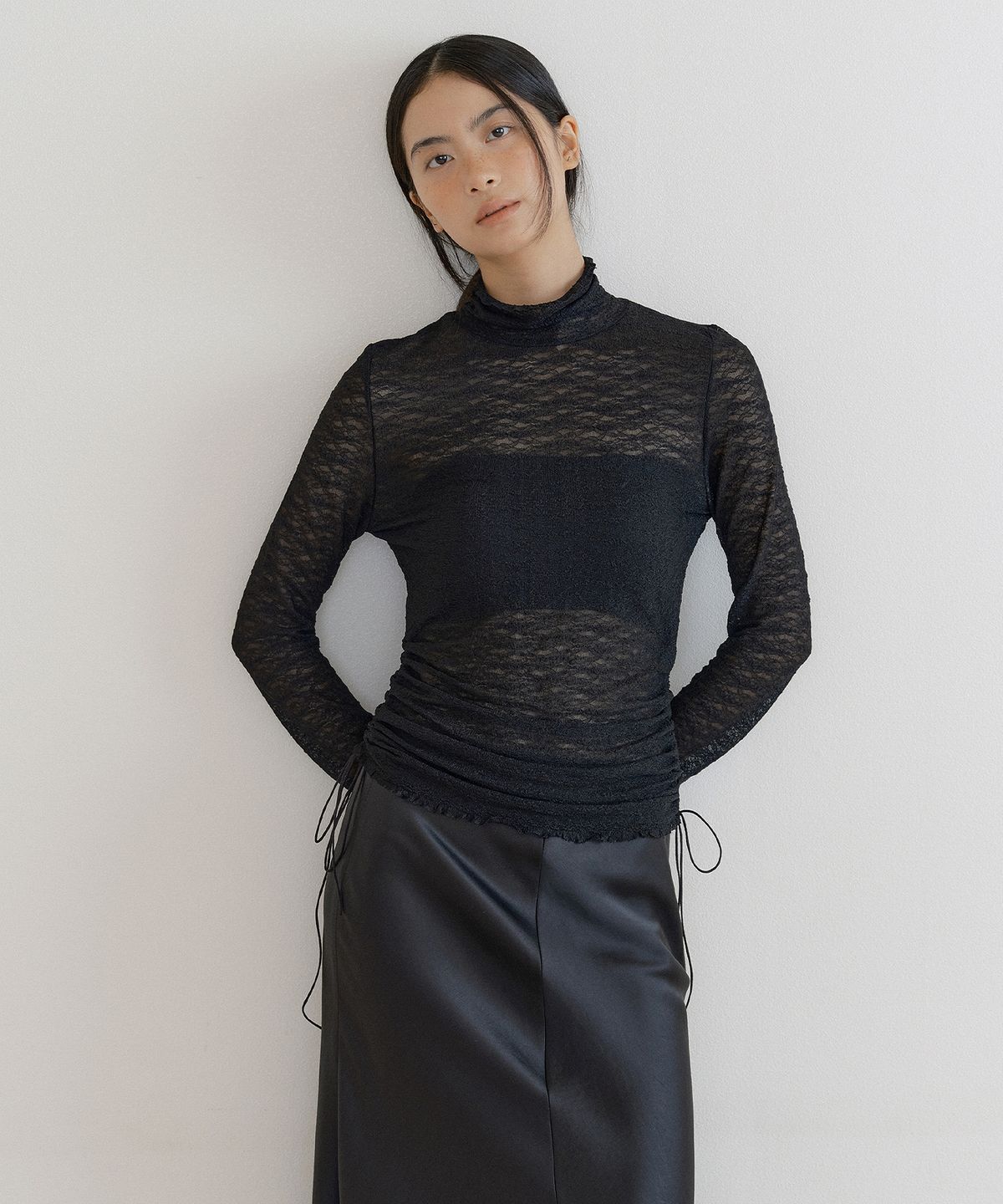 루시르주(LUCIR ZU) Lace string turtleneck top (black)