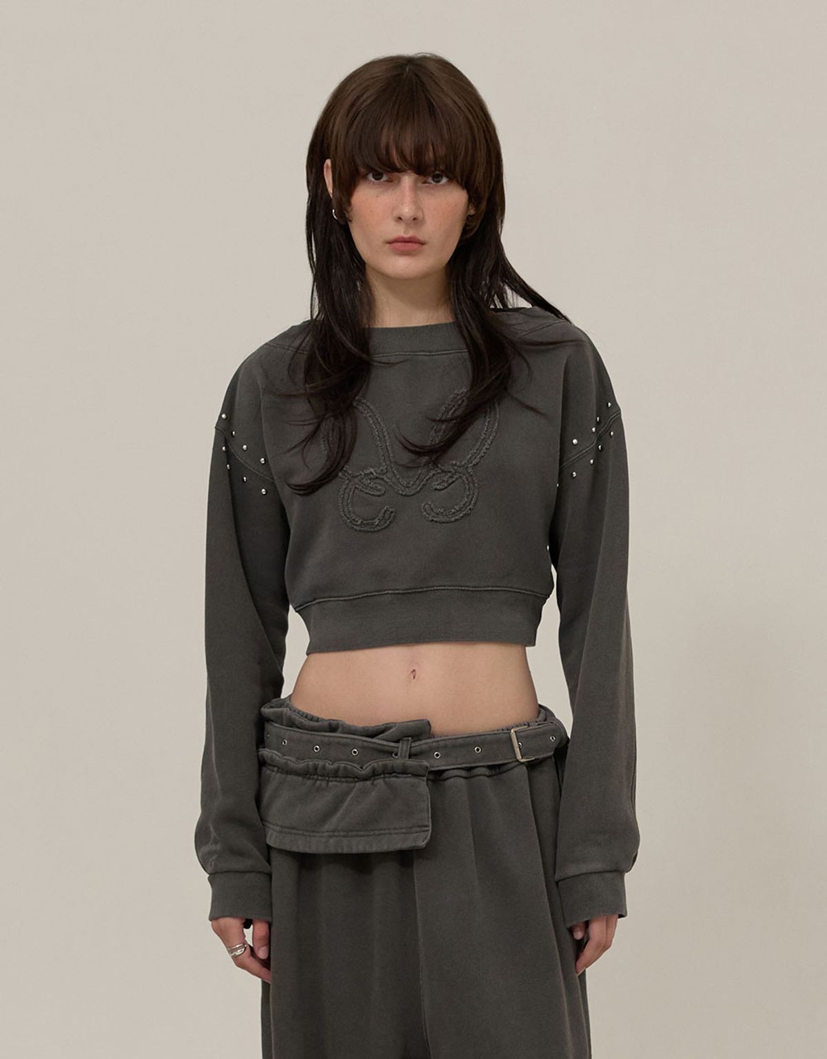 엠엠더블유(MMW) [MMW] DYED OFF-SHOULDER STUD SWEAT (CHARCOAL)