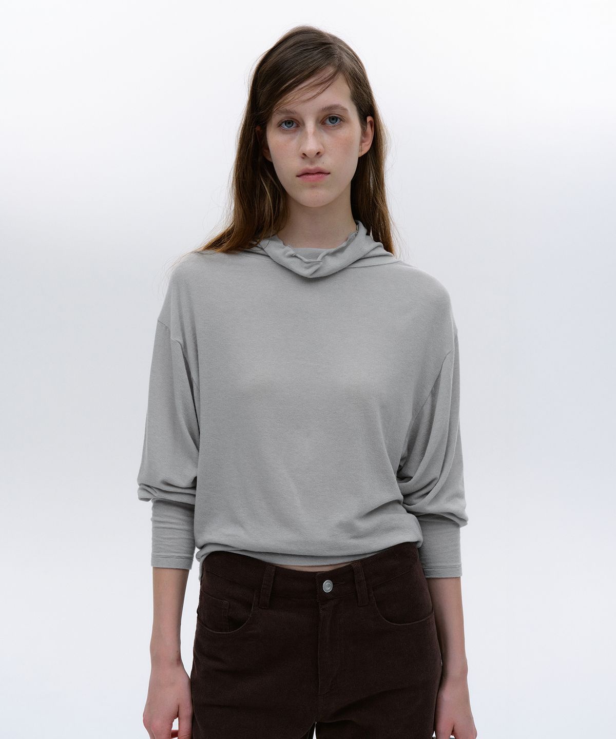 솔티페블(SALTY PEBBLE) LOOSE-FIT DROP MOCK NECK TOP [GREY]