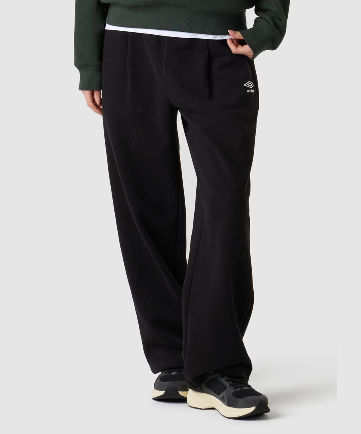 엄브로(UMBRO) 에센셜 기모 와이드 스트레이트 팬츠 블랙 UQ423CFPO3