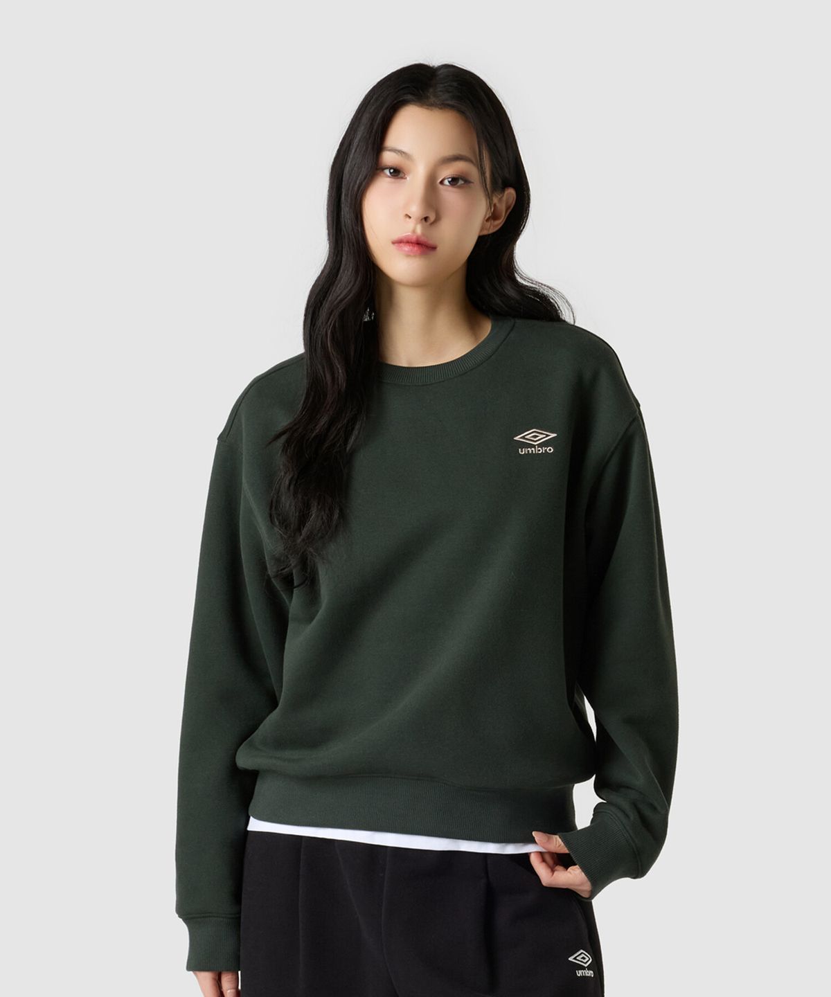 엄브로(UMBRO) 에센셜 기모 스몰로고 맨투맨 카키 UQ423CFSO1
