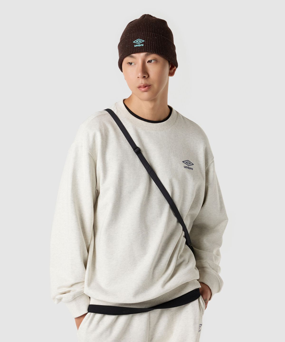 엄브로(UMBRO) 에센셜 기모 스몰로고 맨투맨 아이보리 UQ423CFSO1
