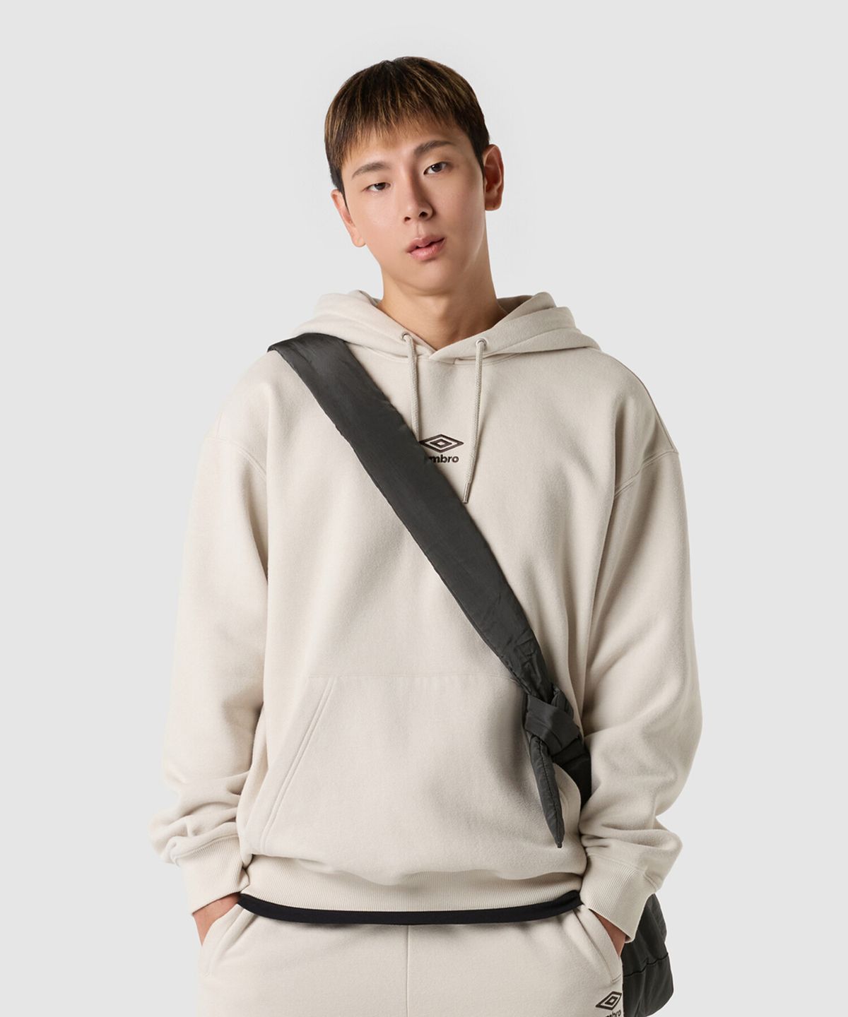 엄브로(UMBRO) 에센셜 기모 스몰로고 후드 티셔츠 베이지 UQ423CHDO1