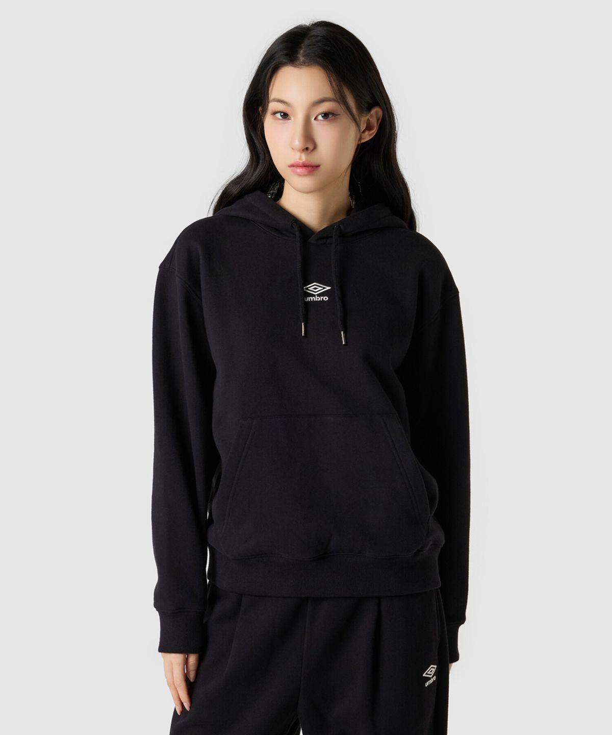 엄브로(UMBRO) 에센셜 기모 스몰로고 후드 티셔츠 블랙 UQ423CHDO1