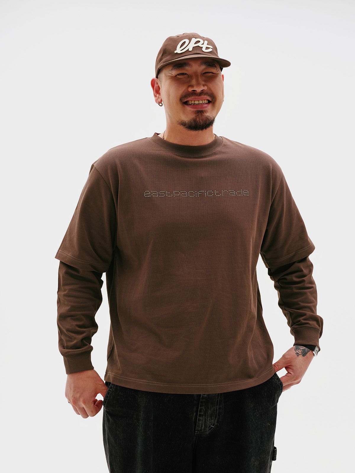 이피티(EPT) STUDDED LOGO LAYERED LONG SLEEVE (BROWN)
