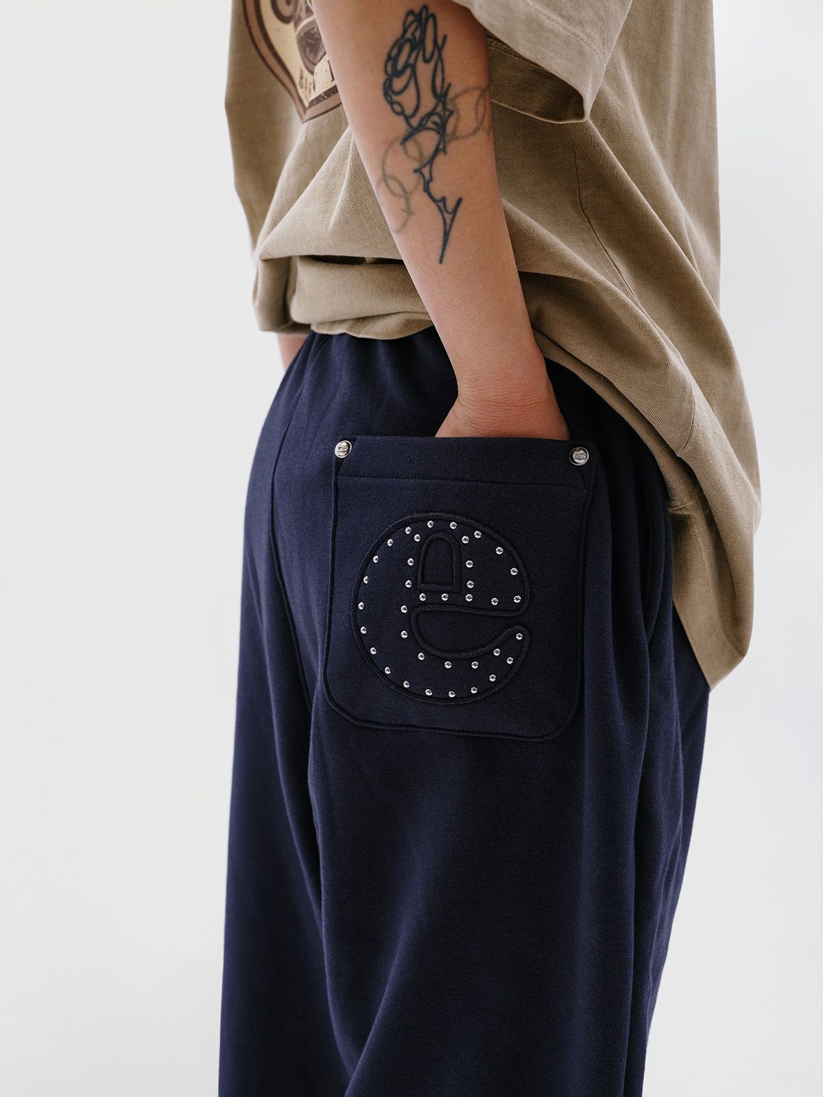 이피티(EPT) STUDDED JOGGER PANTS (NAVY)
