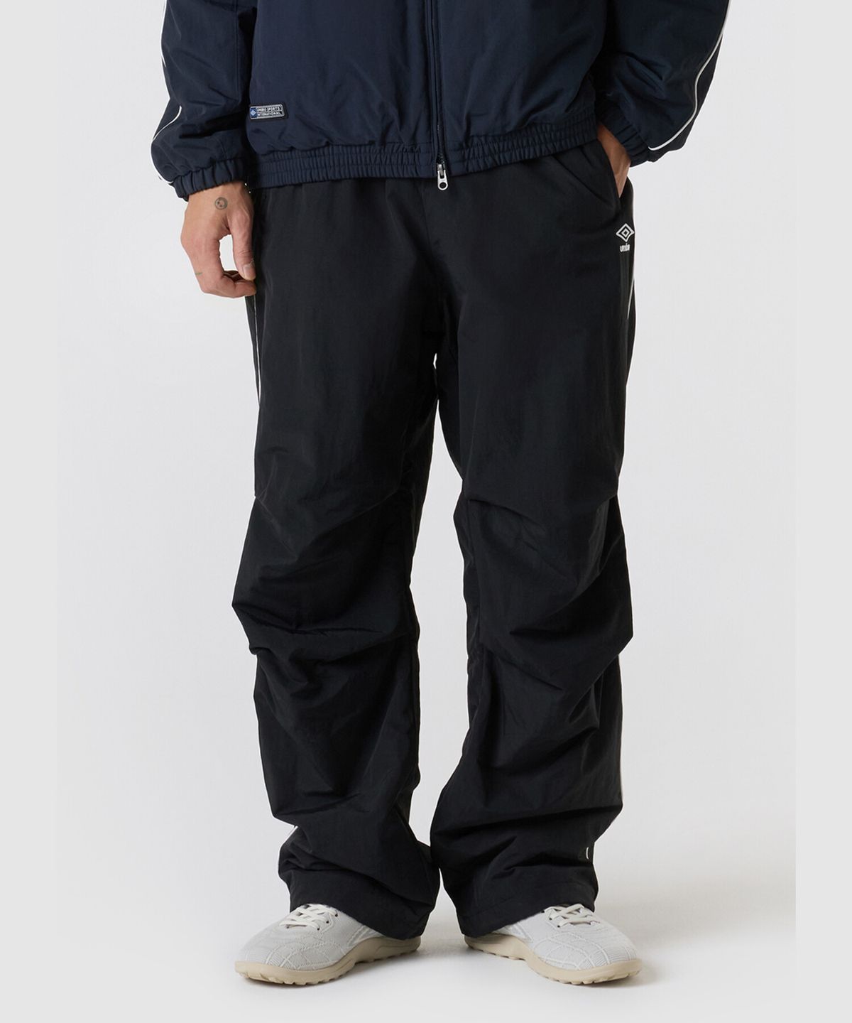엄브로(UMBRO) 유니온 트랙 와이드 & 조거 2WAY 패딩 우븐 팬츠 블랙 UQ321CPT94