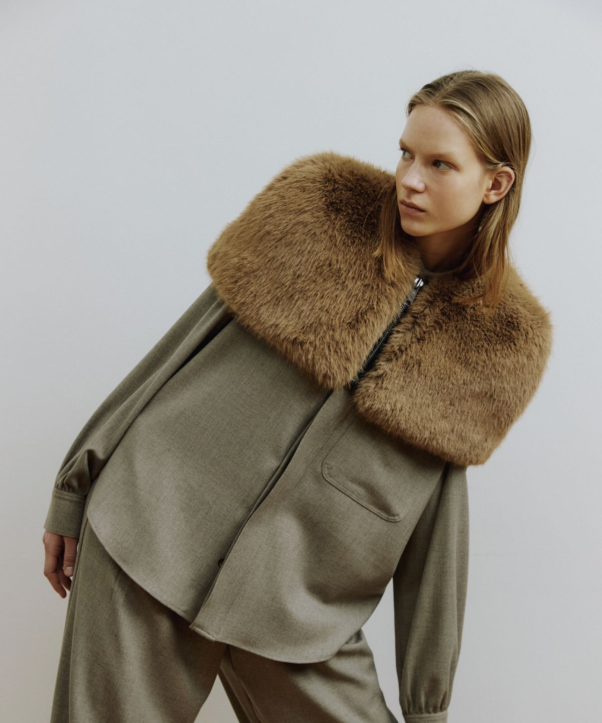 몰리올리(MOLLIOLLI) OWEN 벌키 페이크퍼 집업 케이프 [토바코브라운]