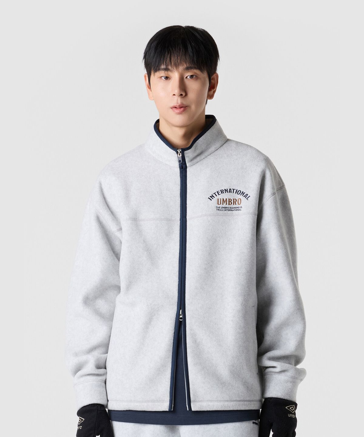 엄브로(UMBRO) 플러스플리스 스탠넥 집업 자켓 라이트 그레이 UQ421CFTN1
