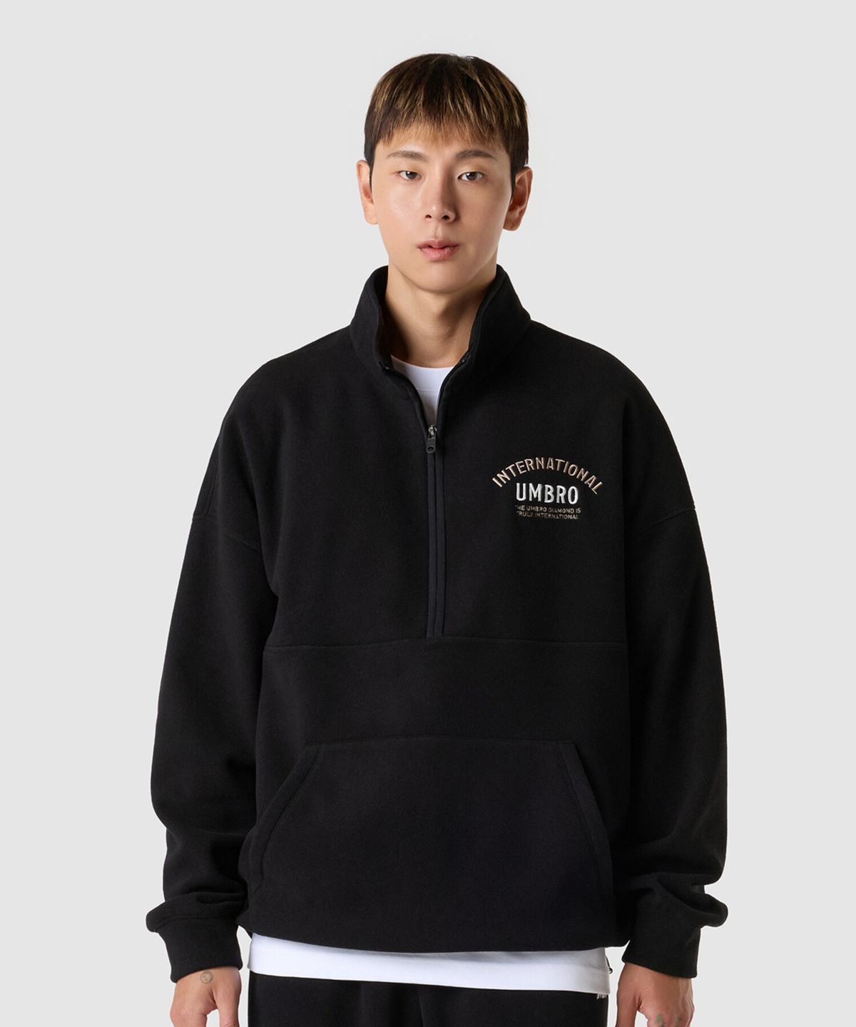 엄브로(UMBRO) 플러스플리스 레터링 하프집업 블랙 UQ423CFSN1