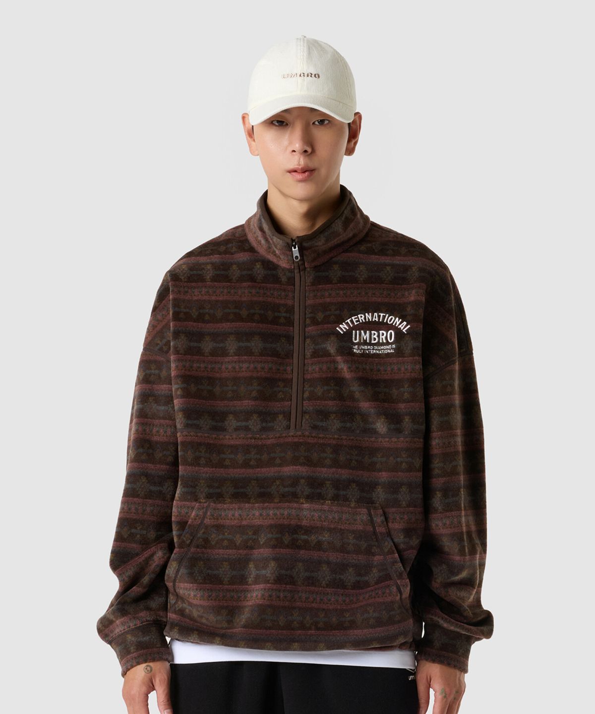 엄브로(UMBRO) 플러스플리스 레터링 하프집업 브라운 UQ423CFSN1