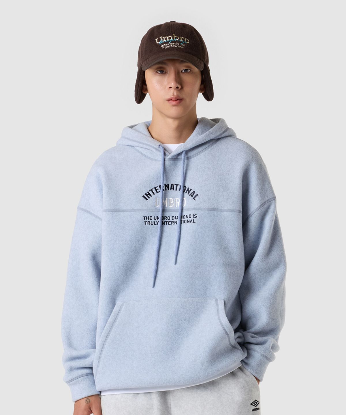 엄브로(UMBRO) 플러스플리스 레터링 후드 티셔츠 블루 UQ423CHDN1