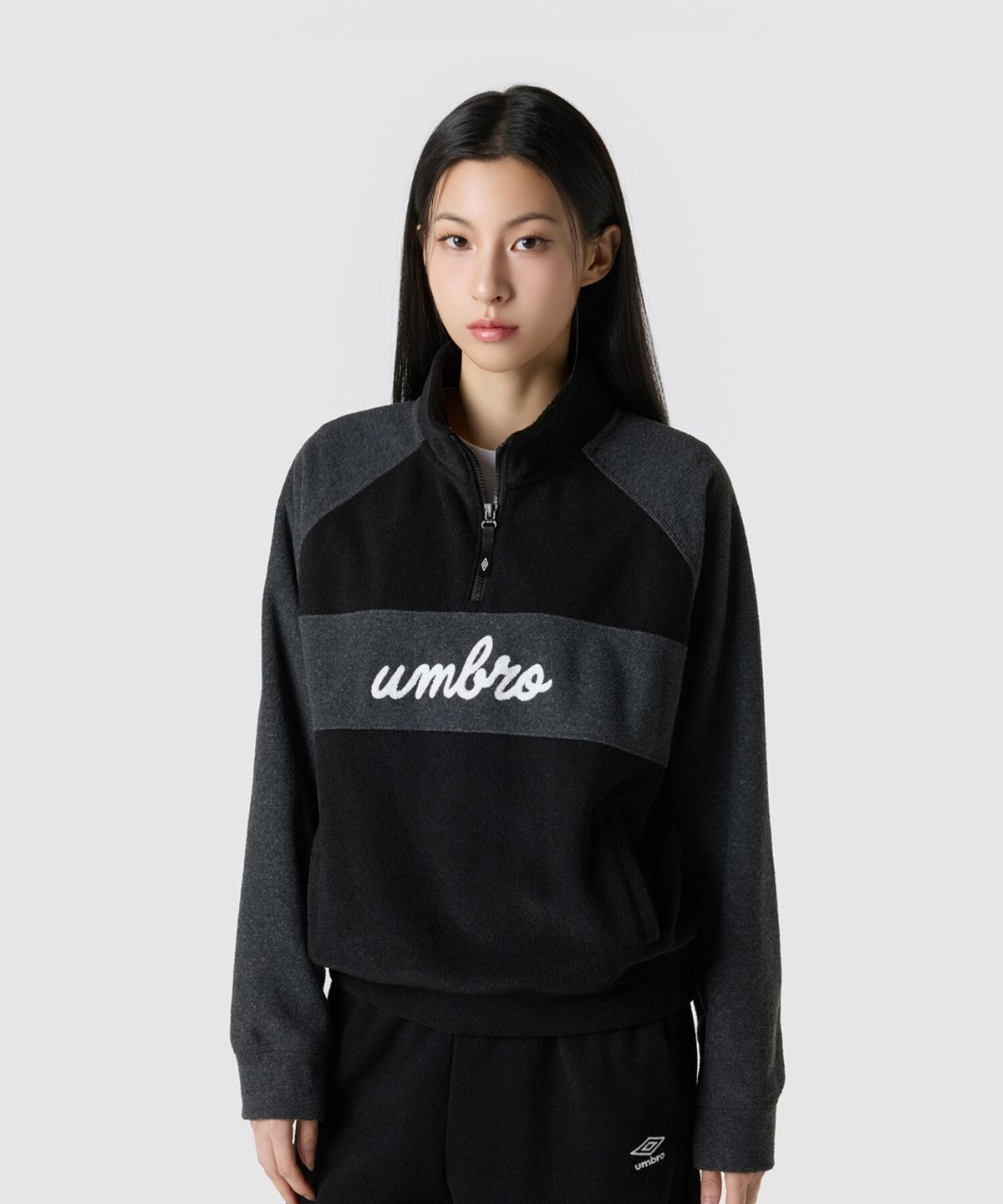 엄브로(UMBRO) 우먼스 플러피 스탠넥 하프집업 맨투맨 블랙 UQ422CFSN1