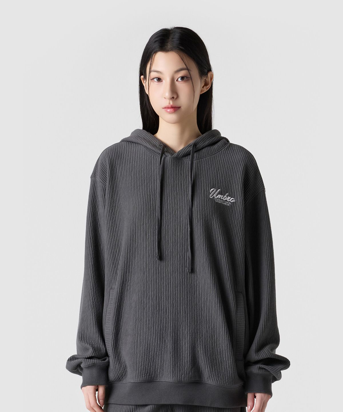 엄브로(UMBRO) 퀼팅 쿠션지 후드 티셔츠 차콜 UQ421CHDN2