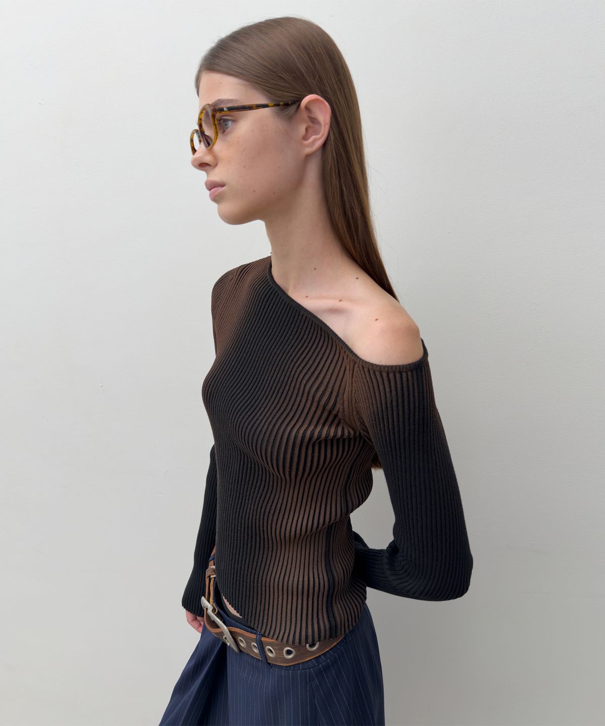 다이애그널(DIAGONAL) ONE OFF SHOULDER SPRAY KNIT (black)
