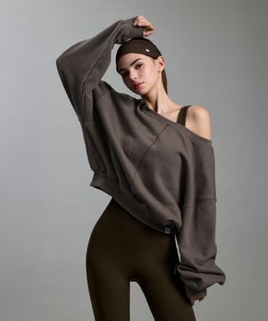 오프 숄더 맨투맨