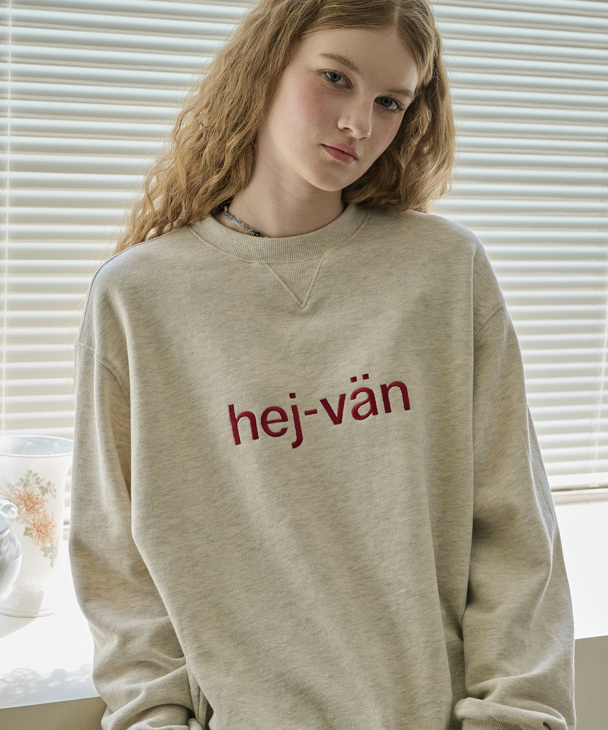 꼼파뇨(CPGN STUDIO) HEJ VAN 자수 스웨트셔츠 오트밀