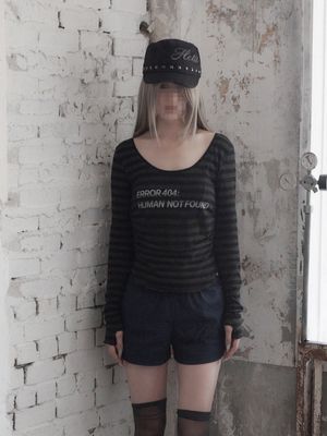 에러 404 셔링 워머 탑 (블랙 스트라이프)