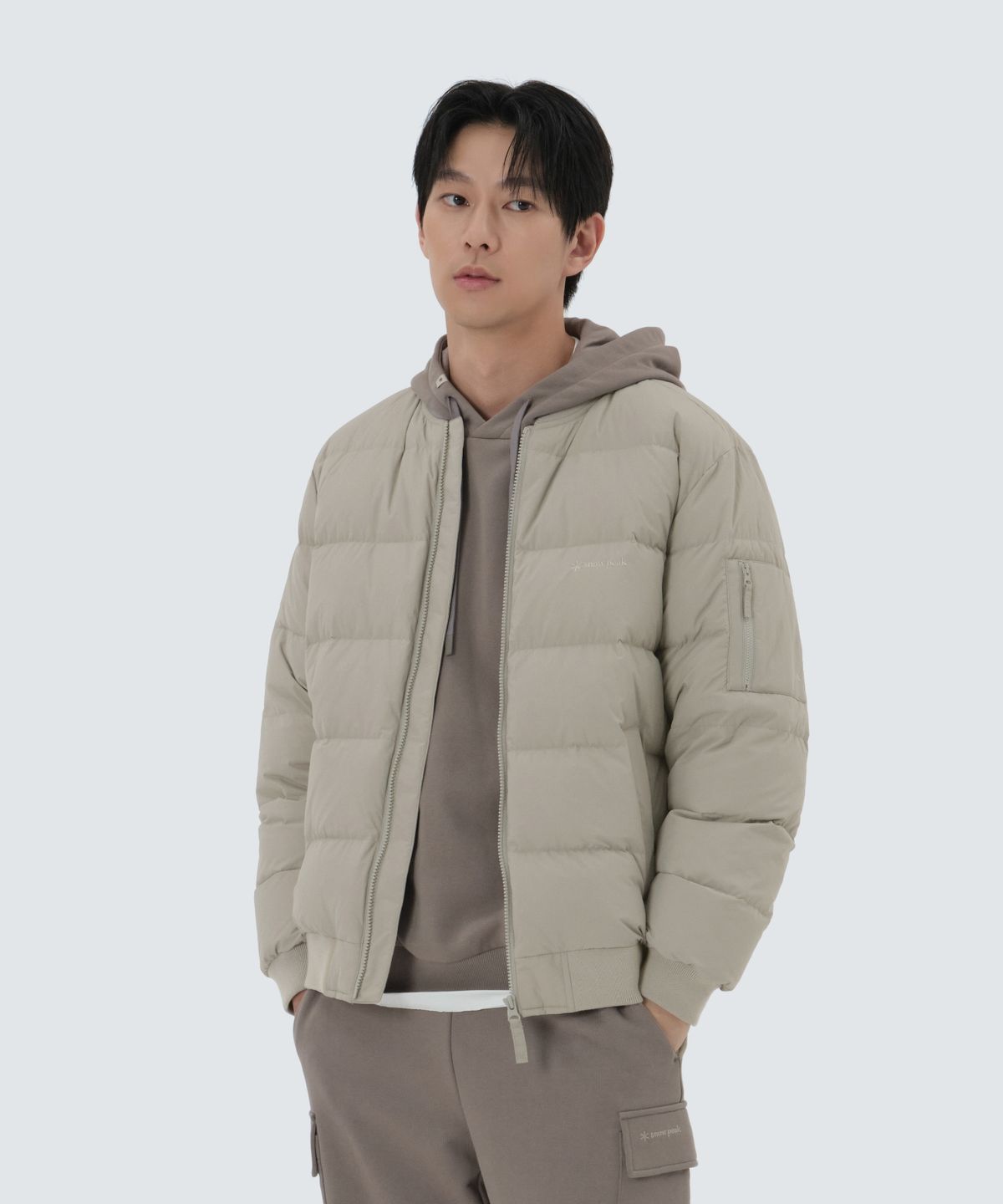 스노우피크 어패럴(SNOWPEAK APPAREL) 랜드에어 봄버 다운 자켓 (S25WMGDJ54) Warm Gray