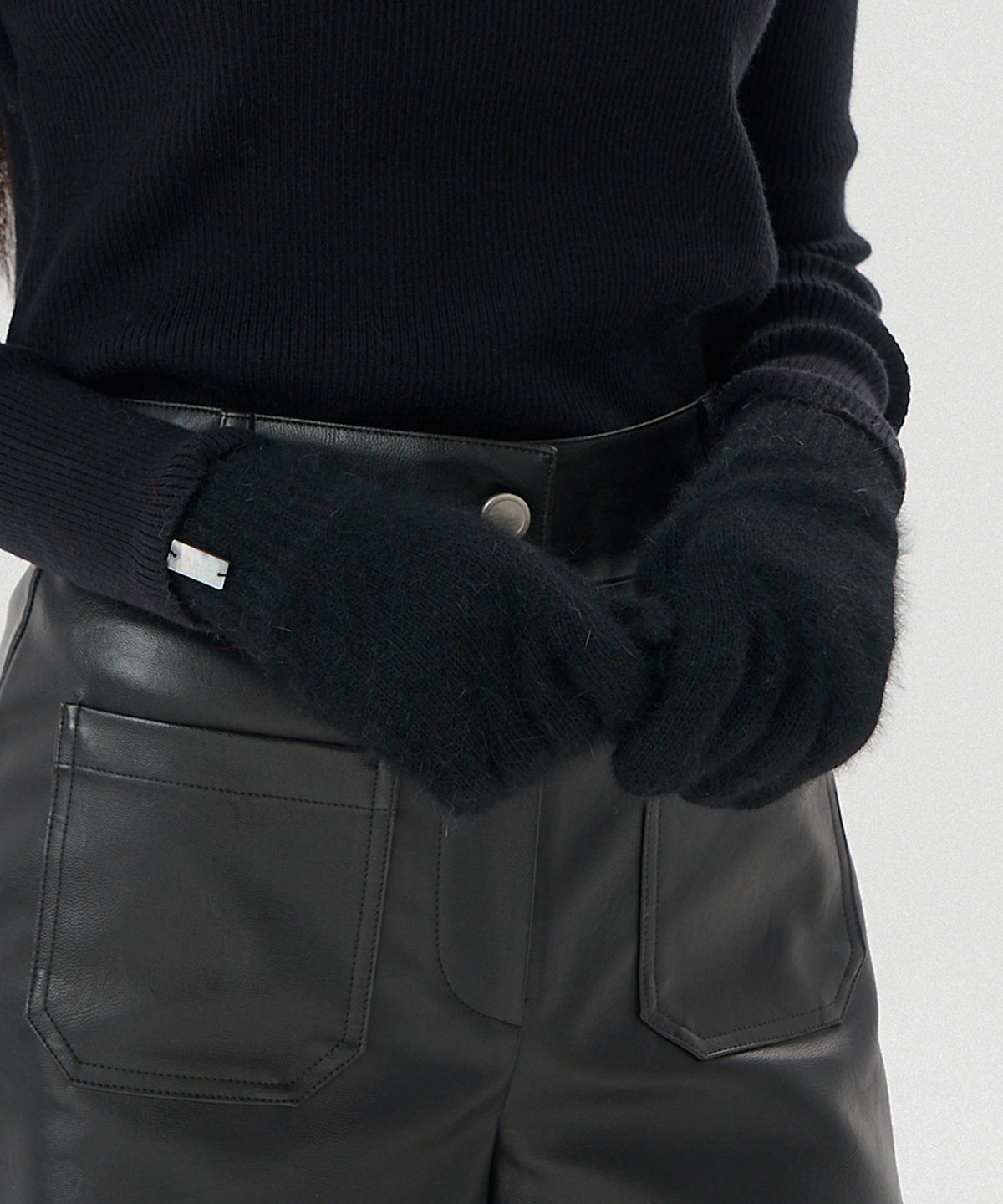 아흐레(AHRE) Nue Fingerhole Angora Wool Gloves _BLACK