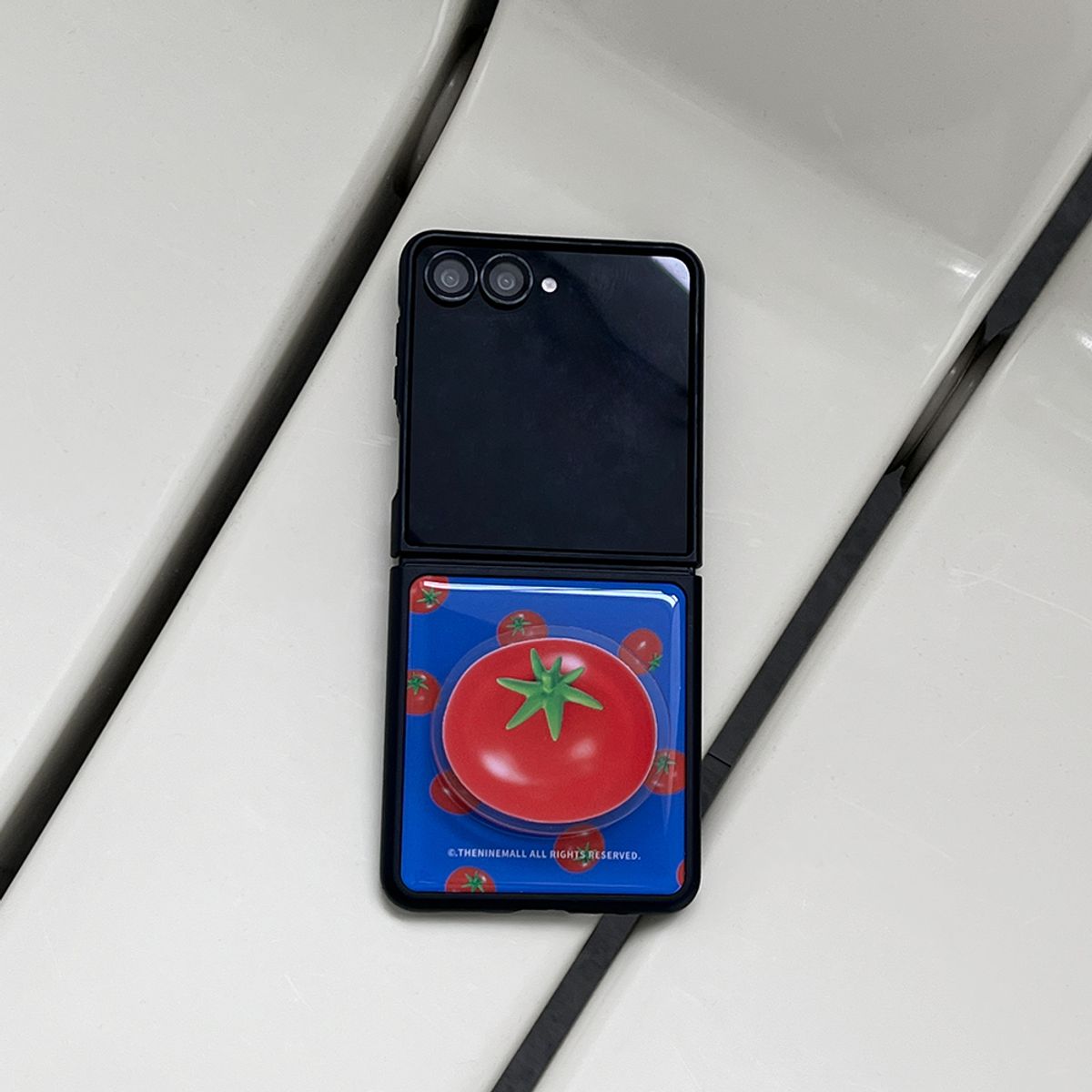 더나인몰(THE NINEMALL) mini tomato pattern Z플립 블랙 에폭시 범퍼케이스
