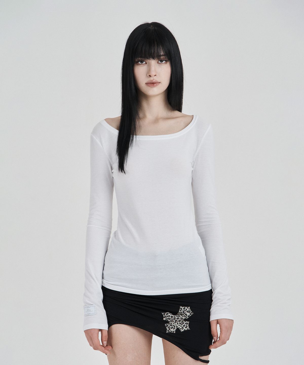 일리오(ILLIO) White My one scoop neck longsleeve