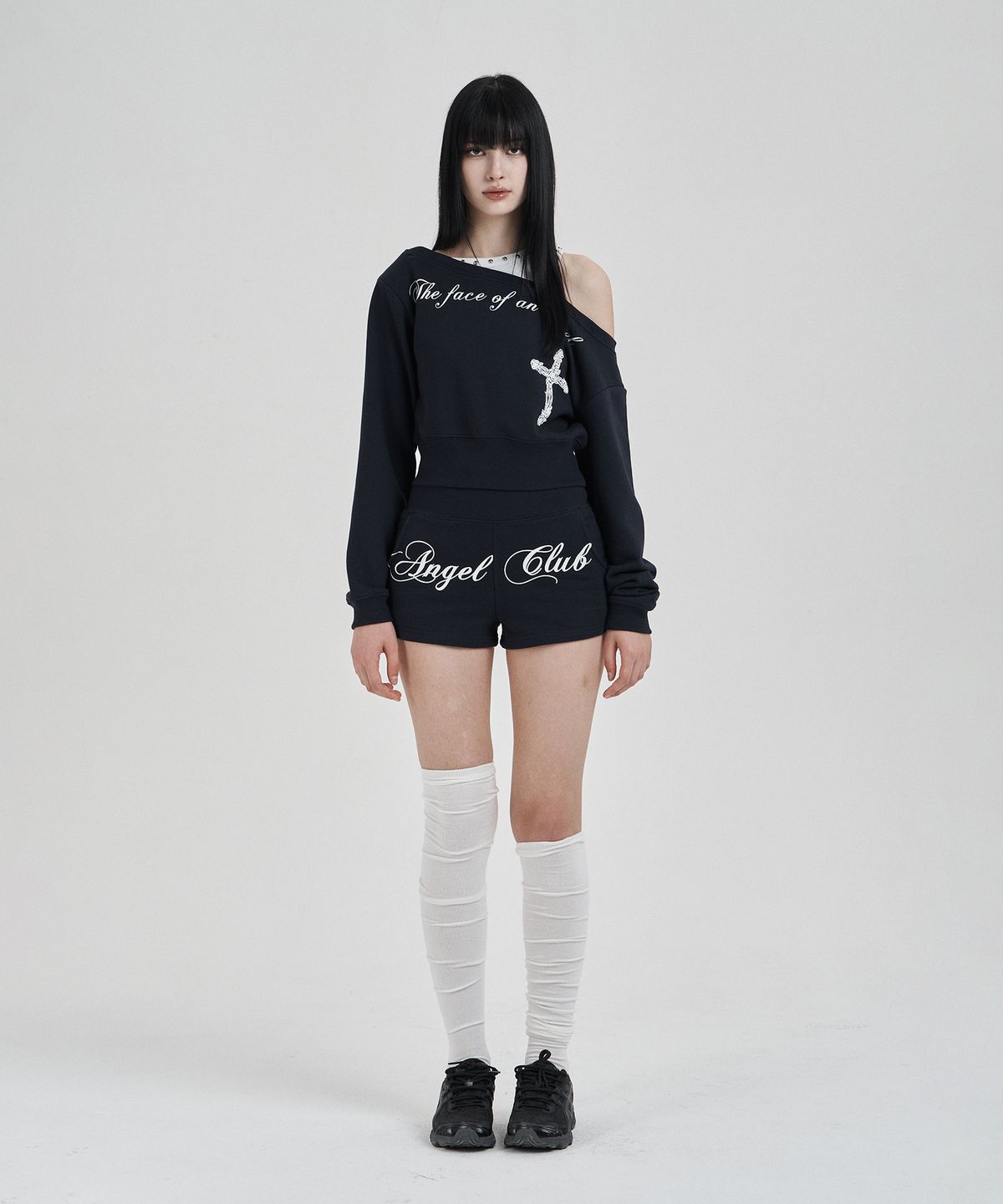 일리오(ILLIO) Navy Angel sweat shorts