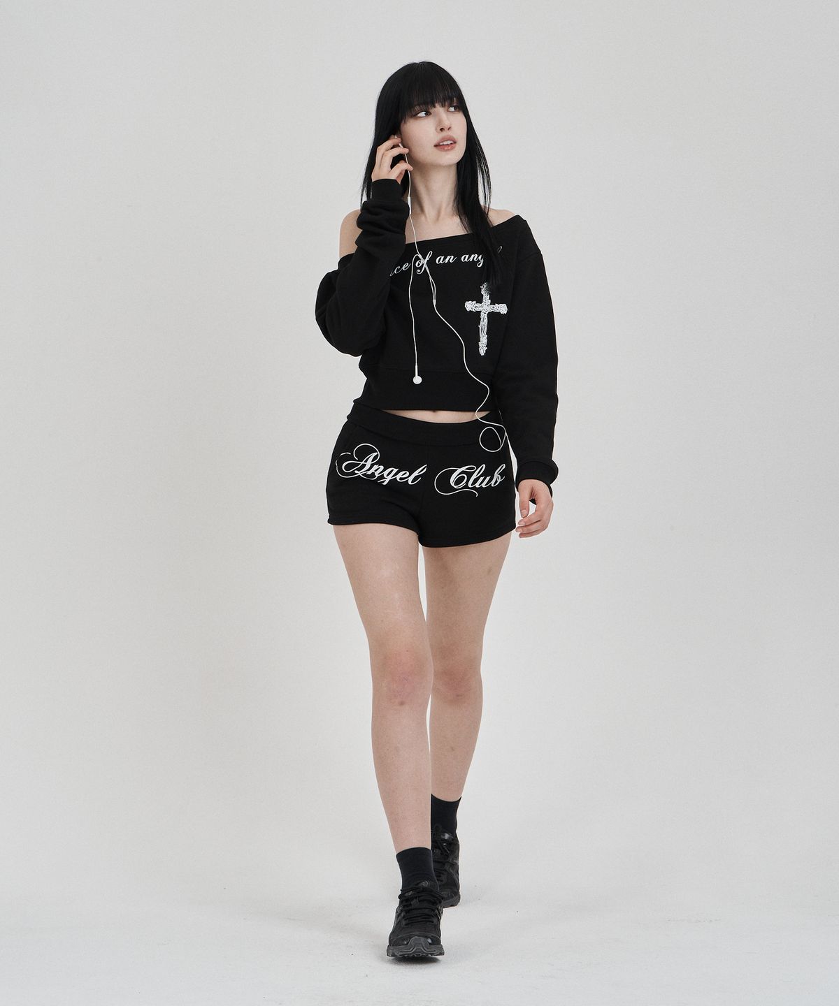 일리오(ILLIO) Black Angel sweat shorts