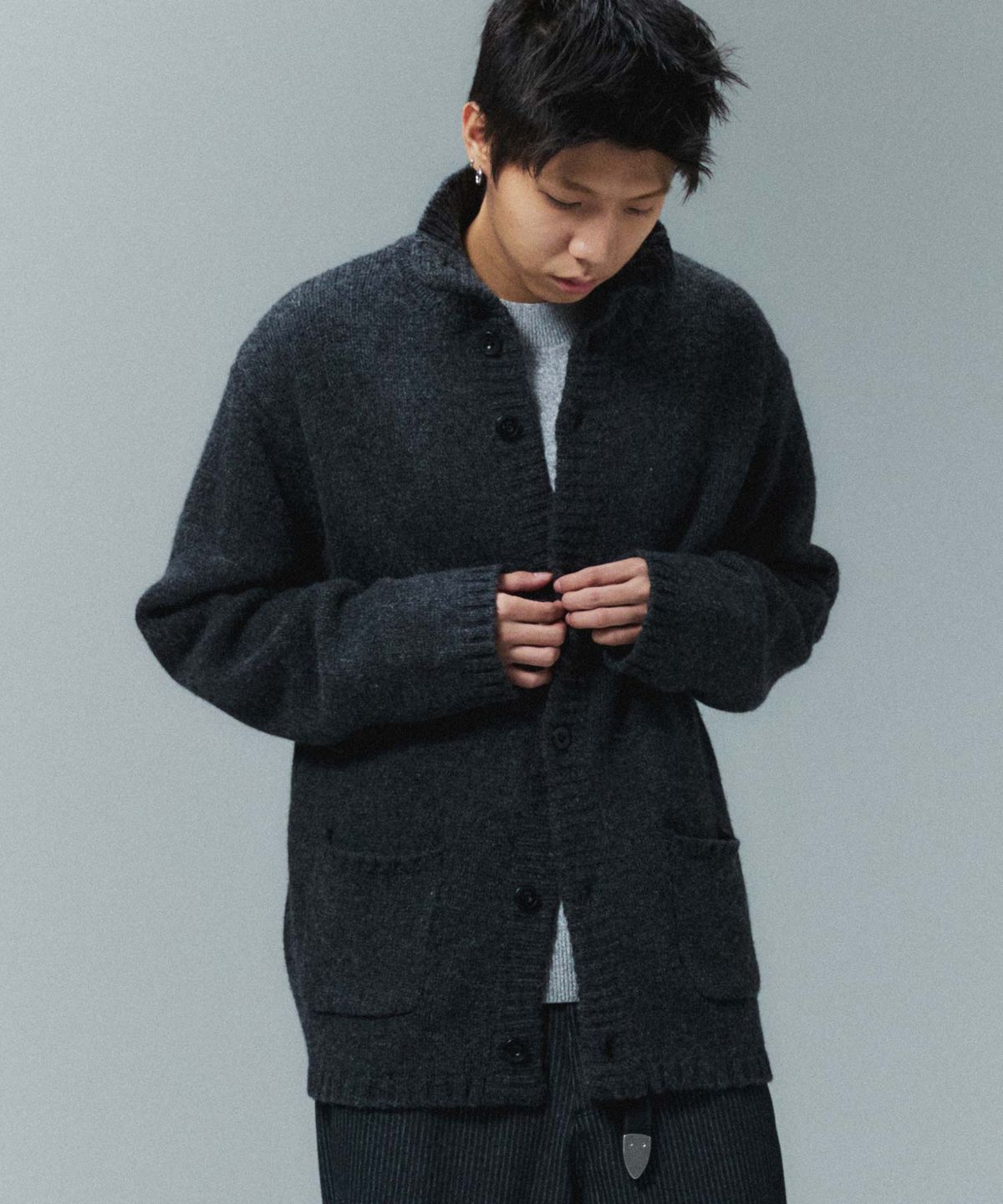 더블유엠씨(WMC) 하이넥 가디건_CHARCOAL GREY