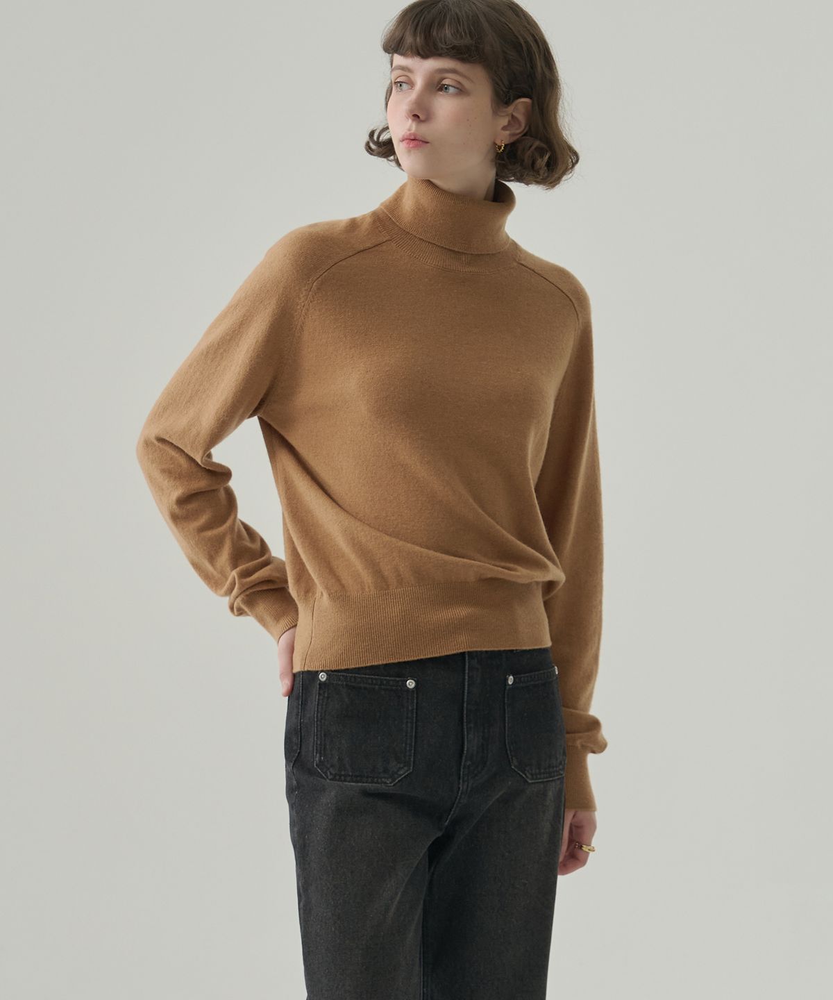 드로우핏 우먼(DRAWFIT WOMEN) 캐시 울 슬릿 터틀넥 풀오버 니트 [CAMEL]