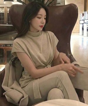 딜리아 턱 벨벳 탑 [CREAM]