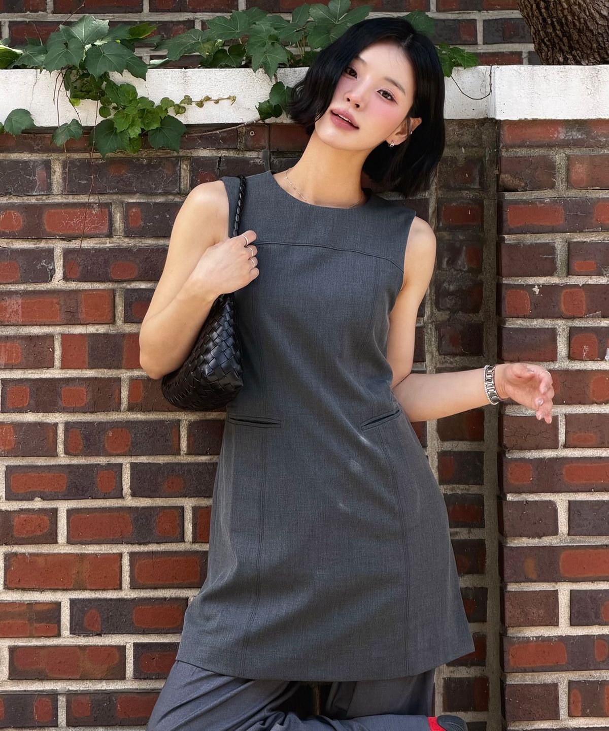 드로우핏 우먼(DRAWFIT WOMEN) 웰트 포켓 슬리브리스 미니 원피스 [CHARCOAL]