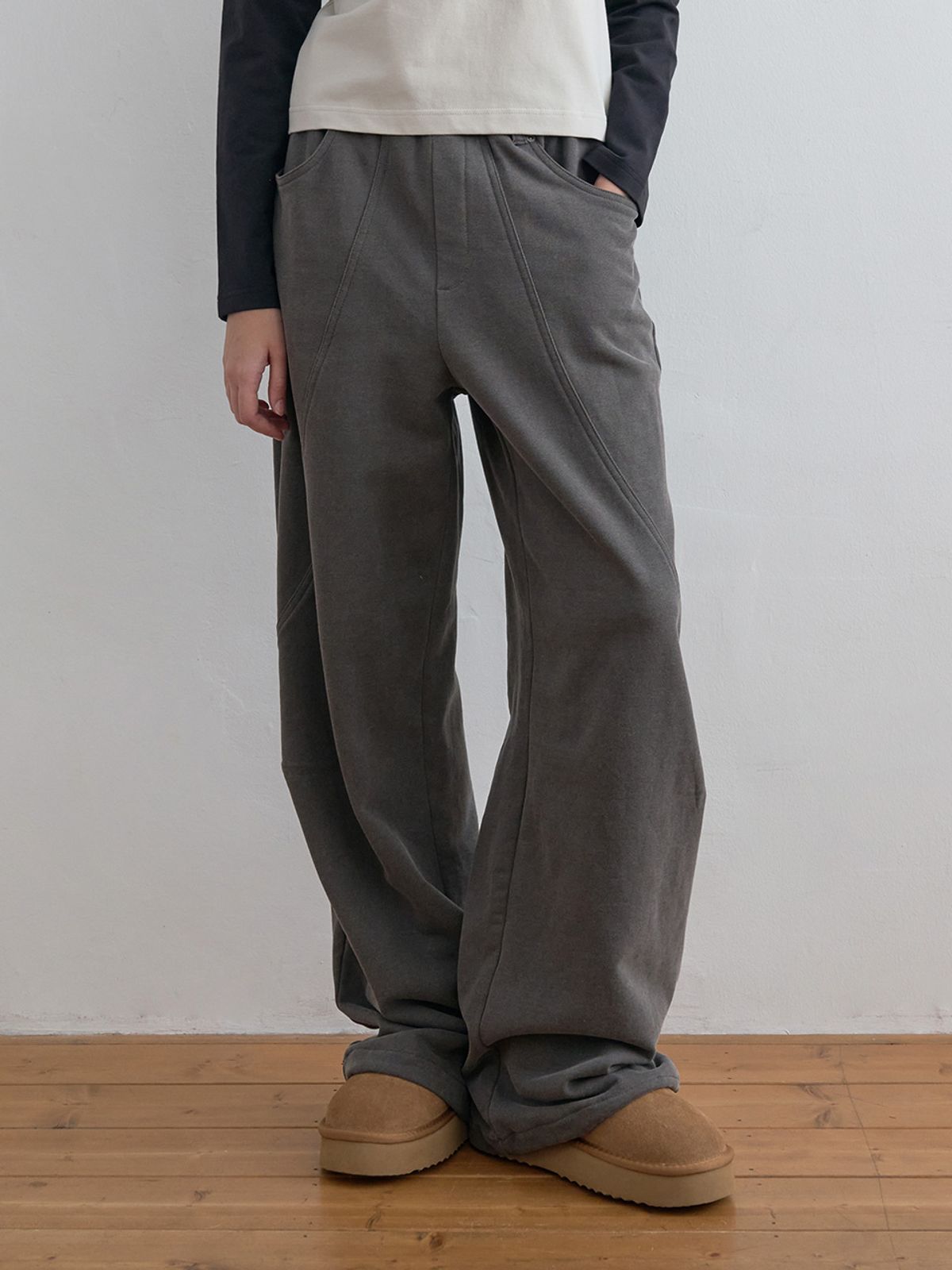 기준(KIJUN) Panel Line Sweat Pants Charcoal Brown