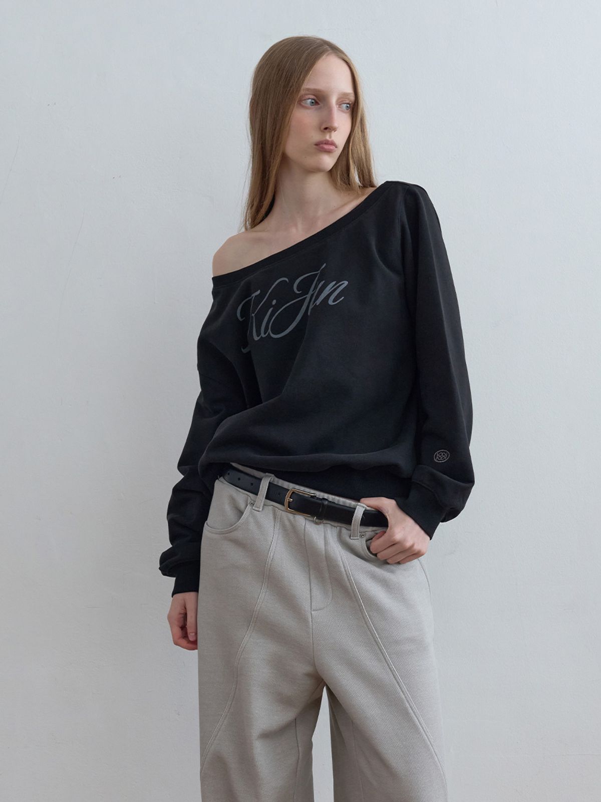 기준(KIJUN) Off-Shoulder Logo Sweatshirt Black